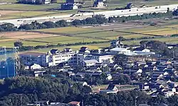 北側の天王山から望む美濃市立中有知小学校(2018年9月28日撮影)