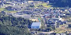 北側の天王山から望む美濃市立昭和中学校(2018年9月28日撮影)