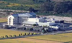 古城山から望む長良川の左岸にある美濃市立美濃病院(2018年10月13日撮影)