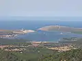 北岸のフルネイス地区（中央）とサス・サリーナス地区（左端）