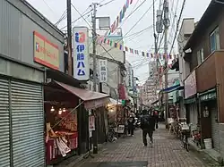 人々で賑わう美野島商店街の様子