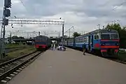 ER9M-574編成(左)、ER9T-737編成(右)(ベラルーシ鉄道)