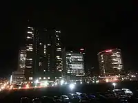 夜間の様子、右端が当ビル（2013年10月）