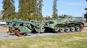 地雷処理ローラーを装着したStrv.103C（側面）