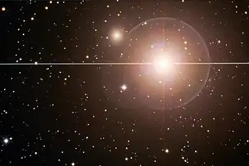 β星ミラク（右の輝星）と「ミラクの幽霊 (Mirach's Ghost)」ことNGC 404（中央上部）。
