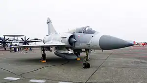 中華民国空軍のミラージュ2000-5Ei。胴体中央線下に増槽を搭載しているほか、主翼外側に赤外線追尾式のR.550を2発、主翼付け根部分にアクティブ・レーダー・ホーミング式のMICA EMを4発、合計6発の空対空ミサイルを装備。対地攻撃能力は一切有していない。