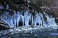 三十槌の氷柱(みそつちのつらら)したたり落ちる岩清水が氷結してできた氷柱(埼玉県秩父市大滝、秩父路三大氷柱のひとつ)