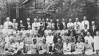 『軽井沢ユニオンチャーチ』を背景にして写る避暑客達（1933年夏）