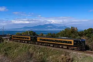 有明海と雲仙岳をバックに走る「A列車で行こう」(2022年1月 赤瀬駅 - 網田駅間)