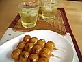 日本のおやつの一例、みたらし団子と緑茶
