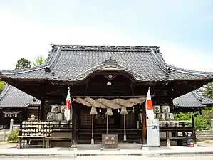 御建神社。西条の蔵元は酒樽を奉納している。摂末社として醸造の神大山咋神を祀る松尾神社は1936年(昭和11年)京都松尾大社から分霊し西条酒造協会が建立した。