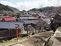 八幡神社前から見下ろした集落。奥に徳楽山が見える。（左から2番目の奥の山）