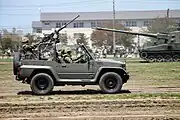 幌を外し、12.7mm重機関銃M2を搭載している状態（奥にいる車両は99式自走155mmりゅう弾砲）