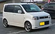 ekスポーツ（左:初期型、右:後期型）