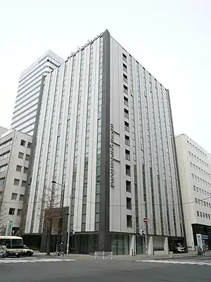 左:三井ガーデンホテル札幌ウエスト(2020年6月)右:三井ガーデンホテル札幌(2011年5月)