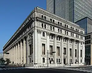 南側より。奥に見えるのは日本橋三井タワー