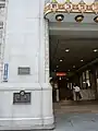 日本橋に近い室町口。奥に三越前駅に降りる階段が見える。