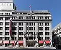 中央通り側外観。2階の軒の上にマーキュリー像が見える。