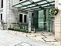 A7番出入口と三井本館(2018年10月)