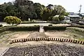 後円部から前方部を望む左後方は新木山古墳。