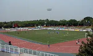 三ツ沢公園陸上競技場（2002年4月）