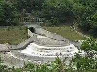 美和ダム(三峰川)の排砂バイパストンネル出口。ダム湖上流の三峰堰入口からダム直下に放流し排砂する。