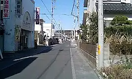 庚申寺門前の通り道の突き当たりが庚申寺の山門。その前後約120mが石畳となっている。撮影地から山門まで約320mある。