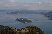 宮島弥山から東方向の大奈佐美島・江田島能美島を望む。海上に浮かぶのはすべてカキ筏。沿岸部で採苗できなくなって以降、1970年代から1980年代にかけてこの海域が主要採苗地点であった。
