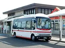 2023年度から運用されているミヤコーバス色の車両の一例日野・ポンチョ