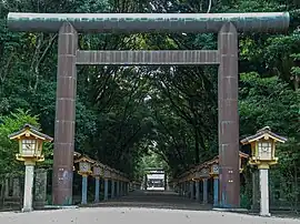 宮崎神宮の表参道（直線で250ｍ以上ある）