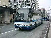 元フェニックス号専用車で、自社カラーに塗り替えられ当路線に転用された三菱ふそう・エアロクイーン（宮崎交通）
