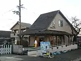 1番線脇ホーム上のカフェ