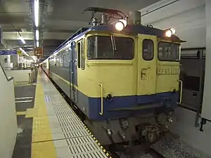 山陽本線上を牽引するEF65形電気機関車（岡山駅）