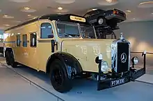 1930年代: O 10000(フランス語版)。ボンネットバス/トラックでもラジエーターマスコットが使用されていた。そうした車両のフロントグリルでは「DIESEL」の文字と共に使用することが一般的だった。この車両では車体正面の3ヶ所に標章が用いられている。