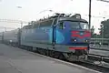 ロシア・ブリャンスク第1駅に停車するウクライナ鉄道ЧС4改型電気機関車牽引のモスクワ発オデッサ行き国際列車