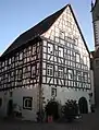 1627年建造の牧師補の居館