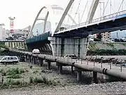 沈下橋（左側）（神奈川県・相模川、1995年）- 右上は後継橋として作られた抜水橋。