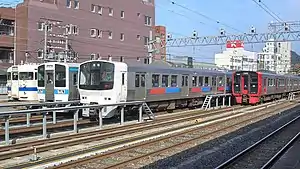 普通・快速列車用の車両群（左から415系2本・811系・813系）