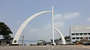 正門に設置されたモニュメント（2019年6月）