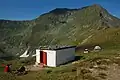 避難小屋「ルフージュビスタ」より望むモルドベアヌ山（左）とヴィスタマーレ山（右）の南壁