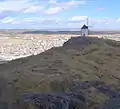 風車とコンスエグラの町
