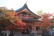紅葉時期の本殿・拝殿