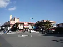 桟橋に隣接する「宮島口もみじ本陣」（広電宮島ガーデン運営）