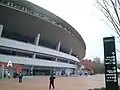 正面入口。2010年2月まで付けられていた「桃太郎スタジアム」の愛称が見える