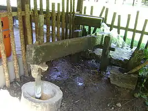 水力を使用した碓。「添水唐臼」(そうずからうす)、「バッタリ」などと呼ばれる。