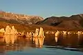 トゥファ（Tufa、石灰華）が立ち並ぶモノ湖の風景