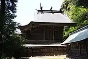 本殿 宝暦3年(1753年)に再建され、安政3年(1856年)に改築されたもので春日造の変形。昭和45年(1970年)10月27日に島根県指定の有形文化財となった。