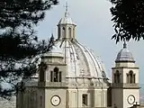 ドームの上のキューポラモンテフィアスコーネの大聖堂(英語版)(イタリア)