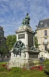 同広場, アレクサンドル・デュマ・ペールの像 (Gustave Doré, Monument à Alexandre Dumas père, 1883.)