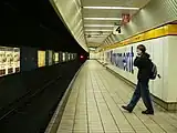 フェーズ1駅名が大きく描かれた壁が設置された
